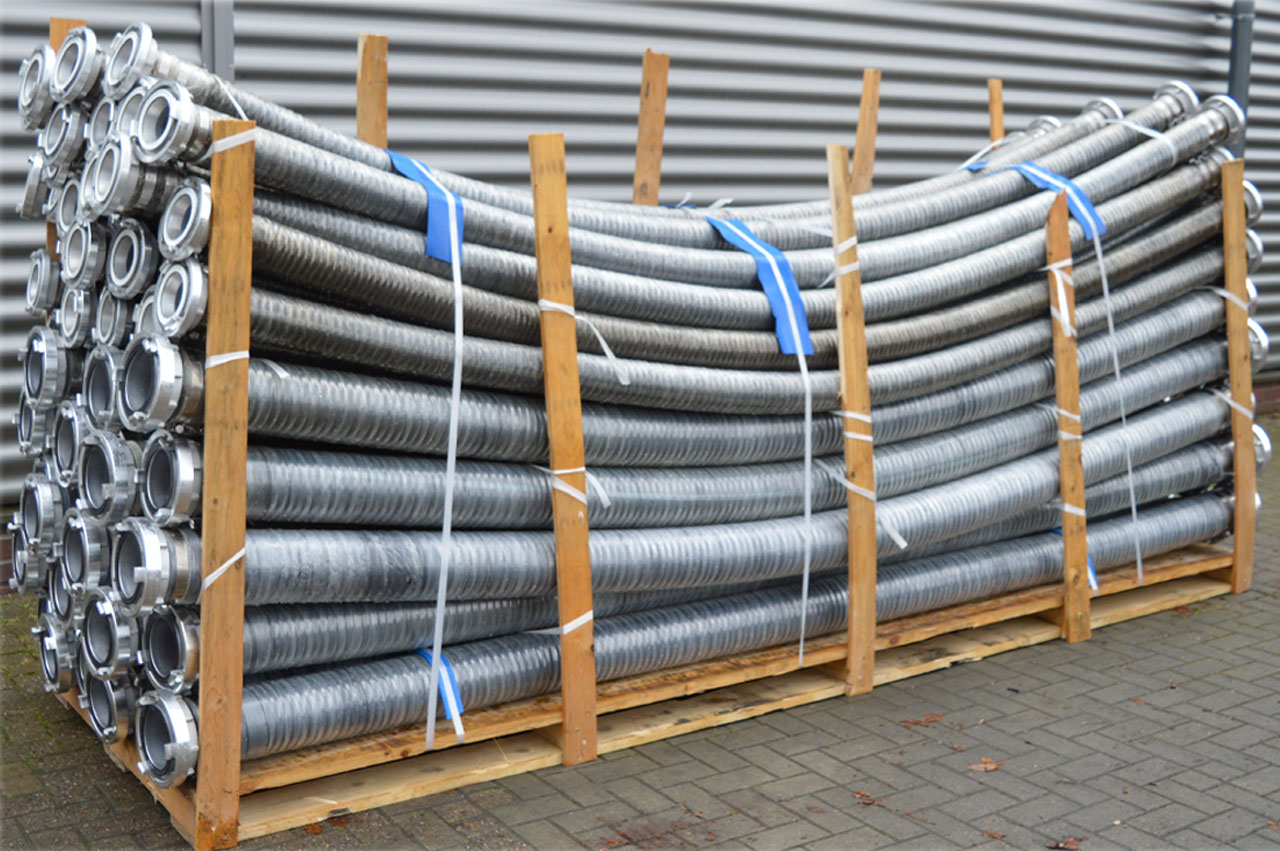 Auf Wunsch werden die Schläuche auch fertig konfektioniert und eingebunden geliefert.